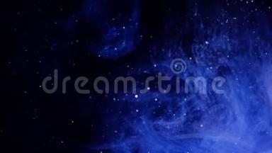 闪闪发光的<strong>蓝色粒子</strong>背景。 宇宙<strong>蓝色</strong>尘埃，黑色背景上有星星。 <strong>粒子</strong>的运动抽象。